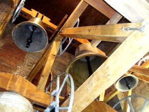 Neuer Glockenstuhl mit den Zuguss-Glocken